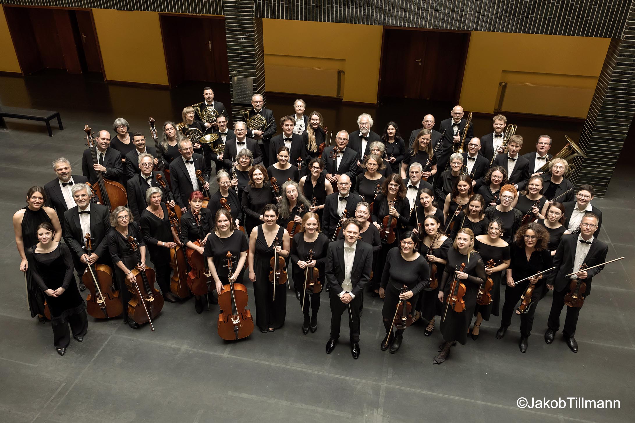 Gruppenfoto des Orchesters im Foyer des RBB Sendesaal
